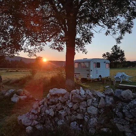 Caravane Vintage Insolite Avec Jacuzzi Au Calme