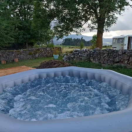 Caravane Vintage Insolite Avec Jacuzzi Au Calme