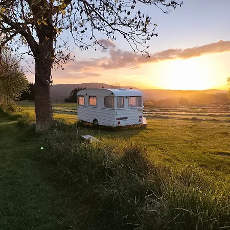 Кемпинг Caravane Vintage Insolite Avec Jacuzzi Au Calme Sauvessanges